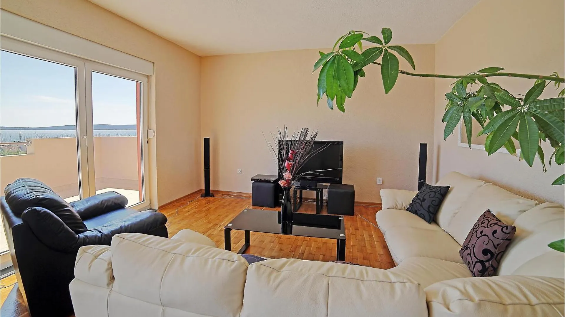2 Bedroom Lovely Apartment In Kastel Gomilica Kastela