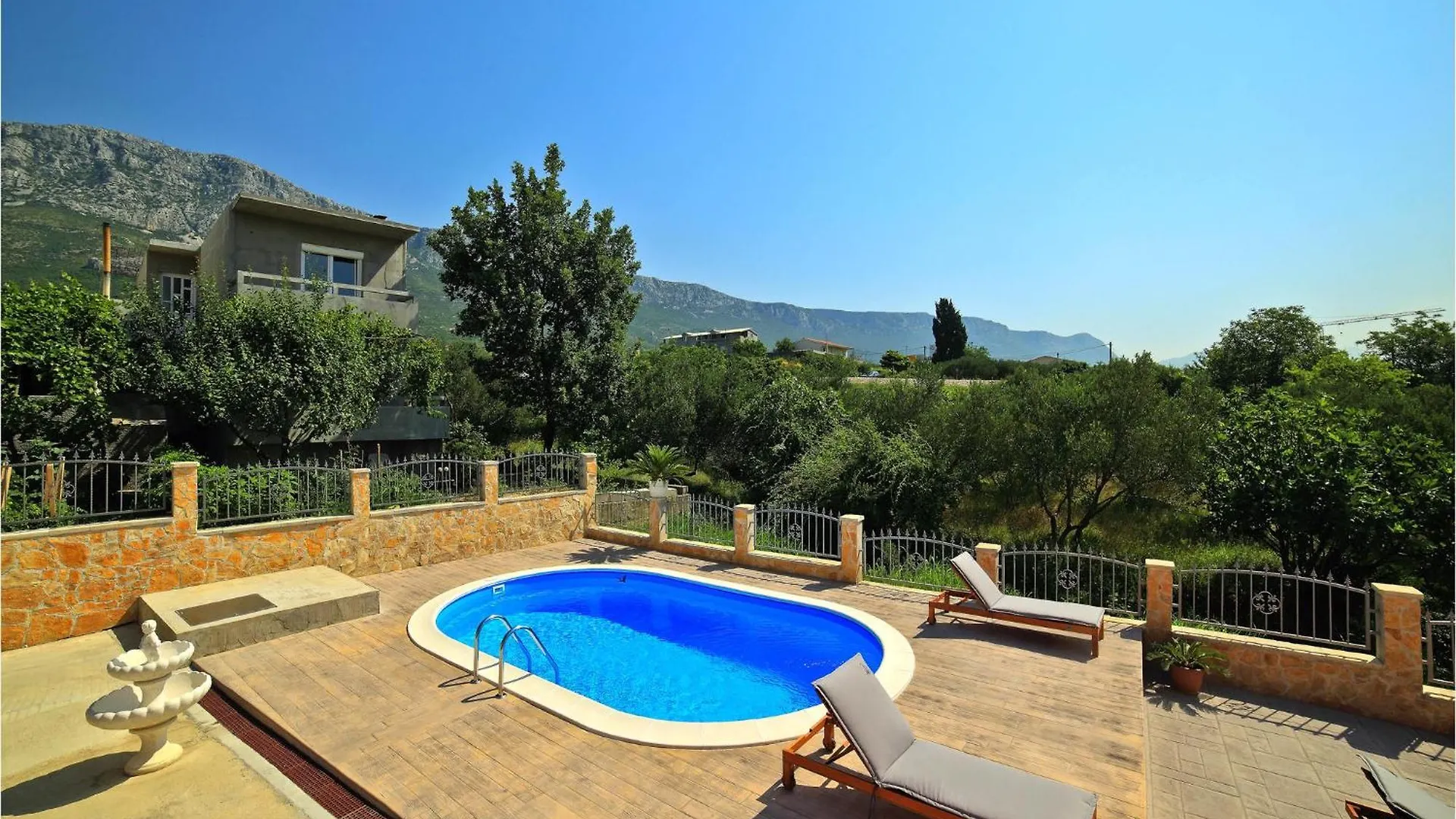 2 Bedroom Lovely Apartment In Kastel Gomilica Kastela 0*,