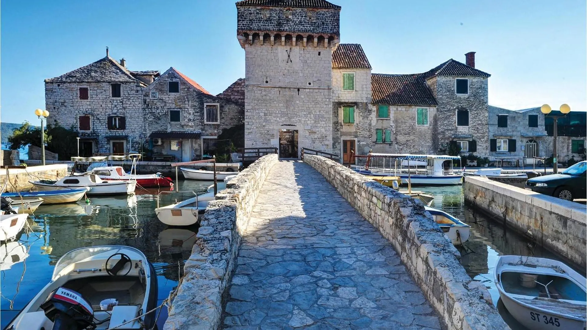 2 Bedroom Lovely Apartment In Kastel Gomilica Kastela 0*,